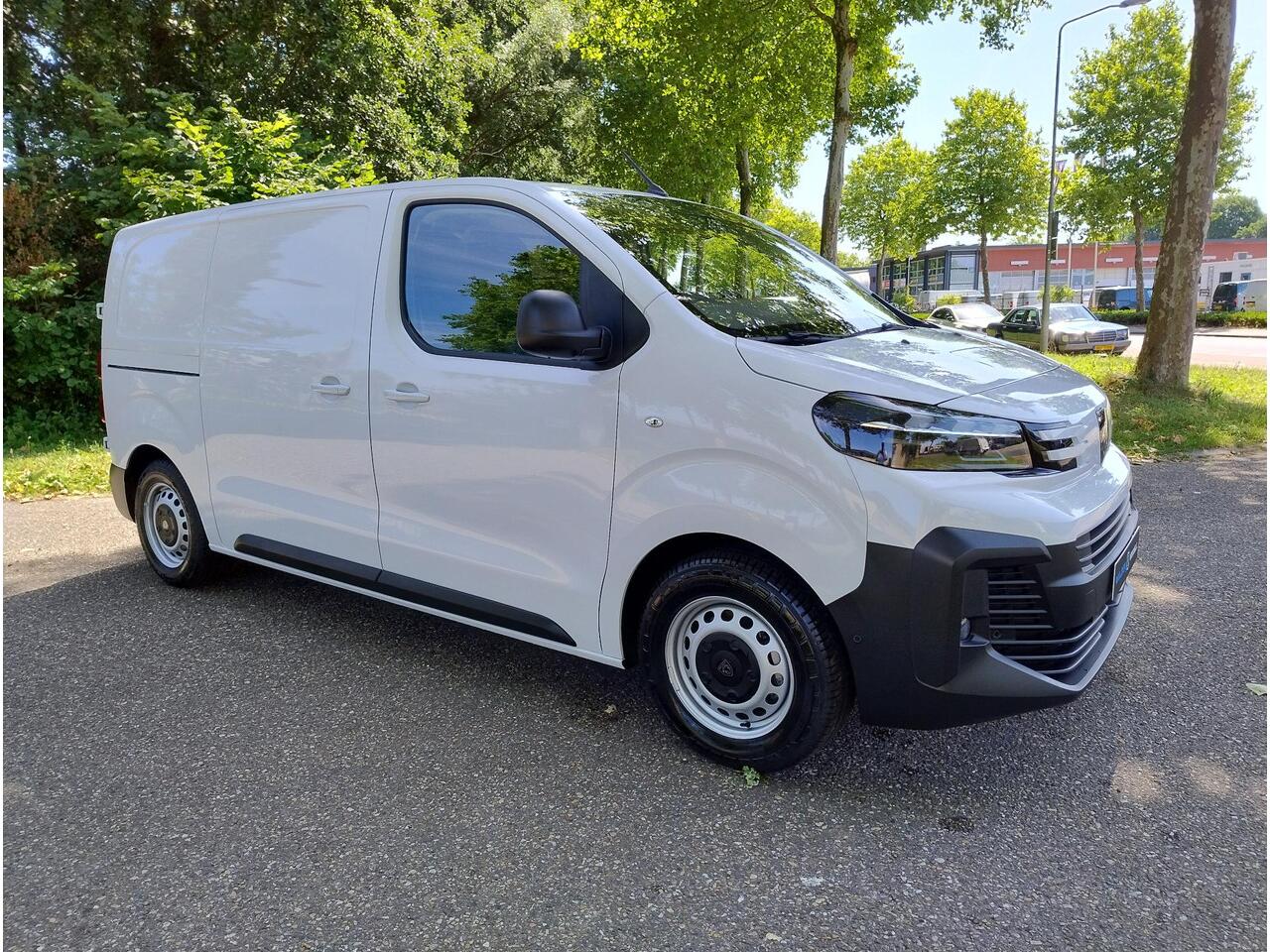 Peugeot e-Expert L2 75 kWh AUTOMAAT | LED koplampen | Climate control | Keyless entry | Dode hoek detectie | Achteruitrijcamera | Parkeersensoren voor en achter | Multimedia | Carplay | NAVI | Digital cockpit | Licht- en regensensor | Mistlampen | Bestuurdersstoel comfort