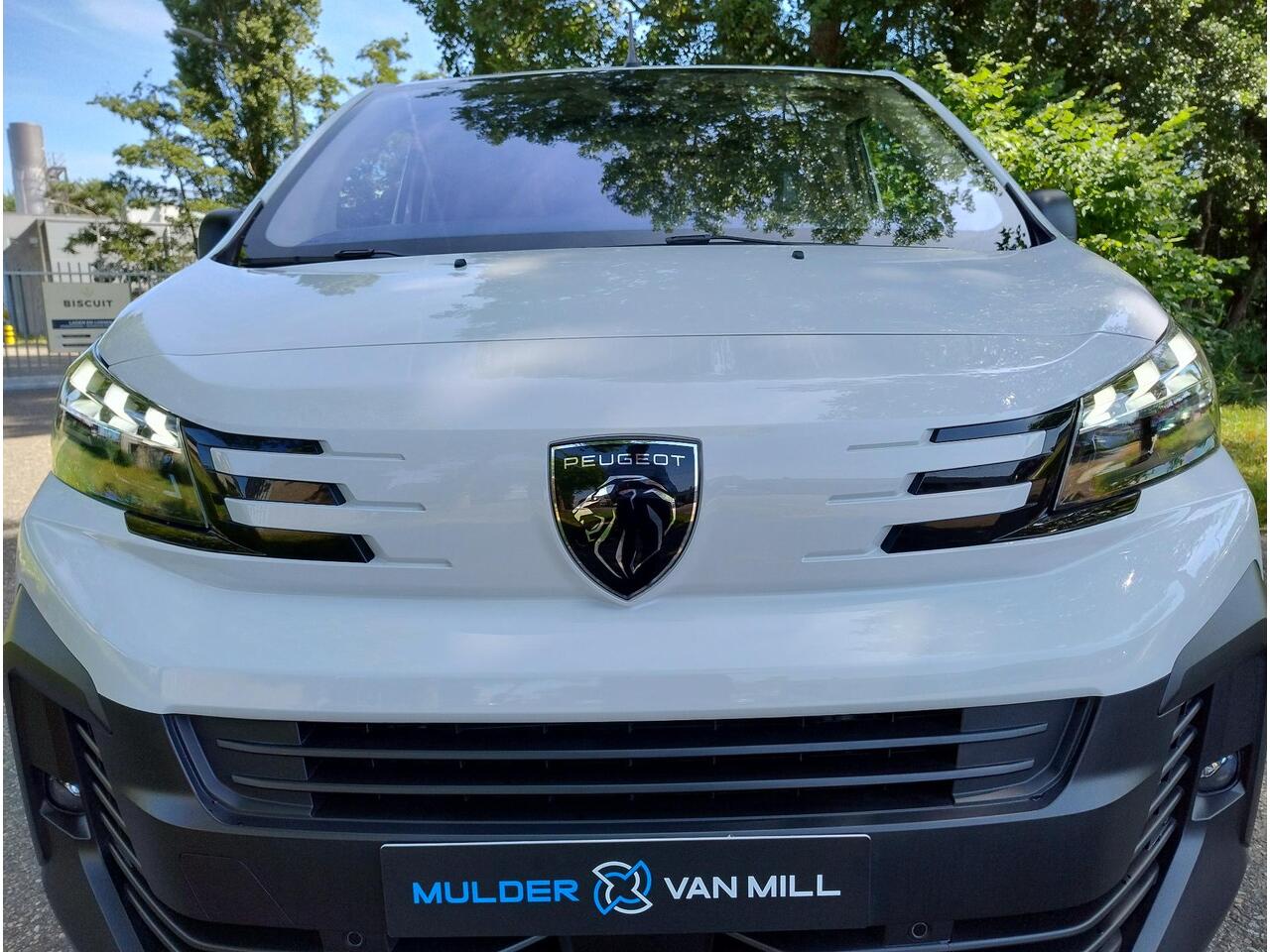 Peugeot e-Expert L2 75 kWh AUTOMAAT | LED koplampen | Climate control | Keyless entry | Dode hoek detectie | Achteruitrijcamera | Parkeersensoren voor en achter | Multimedia | Carplay | NAVI | Digital cockpit | Licht- en regensensor | Mistlampen | Bestuurdersstoel comfort