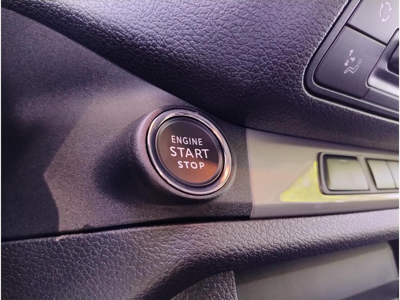 Peugeot e-Expert L2 75 kWh AUTOMAAT | LED koplampen | Climate control | Keyless entry | Dode hoek detectie | Achteruitrijcamera | Parkeersensoren voor en achter | Multimedia | Carplay | NAVI | Digital cockpit | Licht- en regensensor | Mistlampen | Bestuurdersstoel comfort