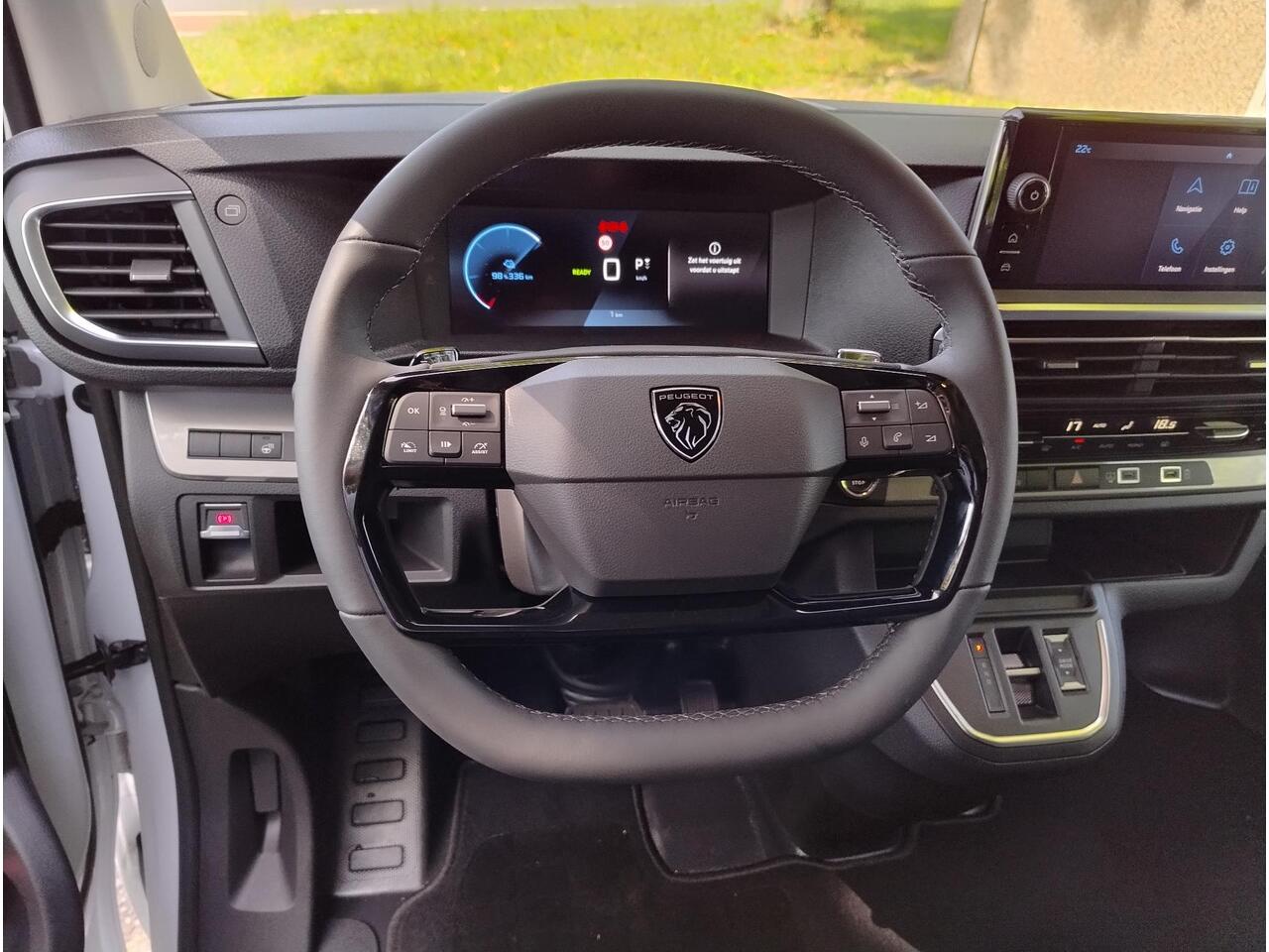 Peugeot e-Expert L2 75 kWh AUTOMAAT | LED koplampen | Climate control | Keyless entry | Dode hoek detectie | Achteruitrijcamera | Parkeersensoren voor en achter | Multimedia | Carplay | NAVI | Digital cockpit | Licht- en regensensor | Mistlampen | Bestuurdersstoel comfort