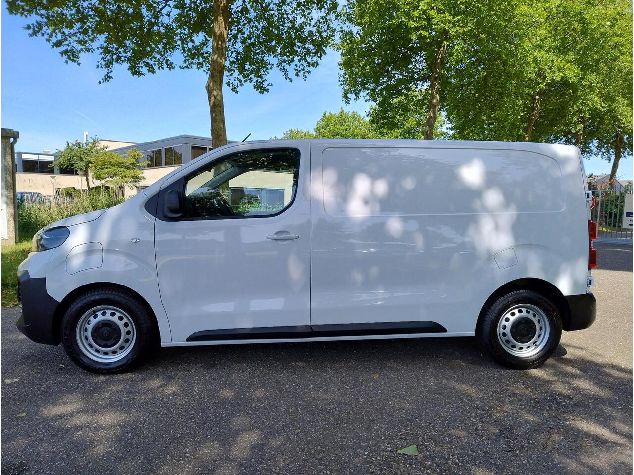 Peugeot e-Expert L2 75 kWh AUTOMAAT | LED koplampen | Climate control | Keyless entry | Dode hoek detectie | Achteruitrijcamera | Parkeersensoren voor en achter | Multimedia | Carplay | NAVI | Digital cockpit | Licht- en regensensor | Mistlampen | Bestuurdersstoel comfort