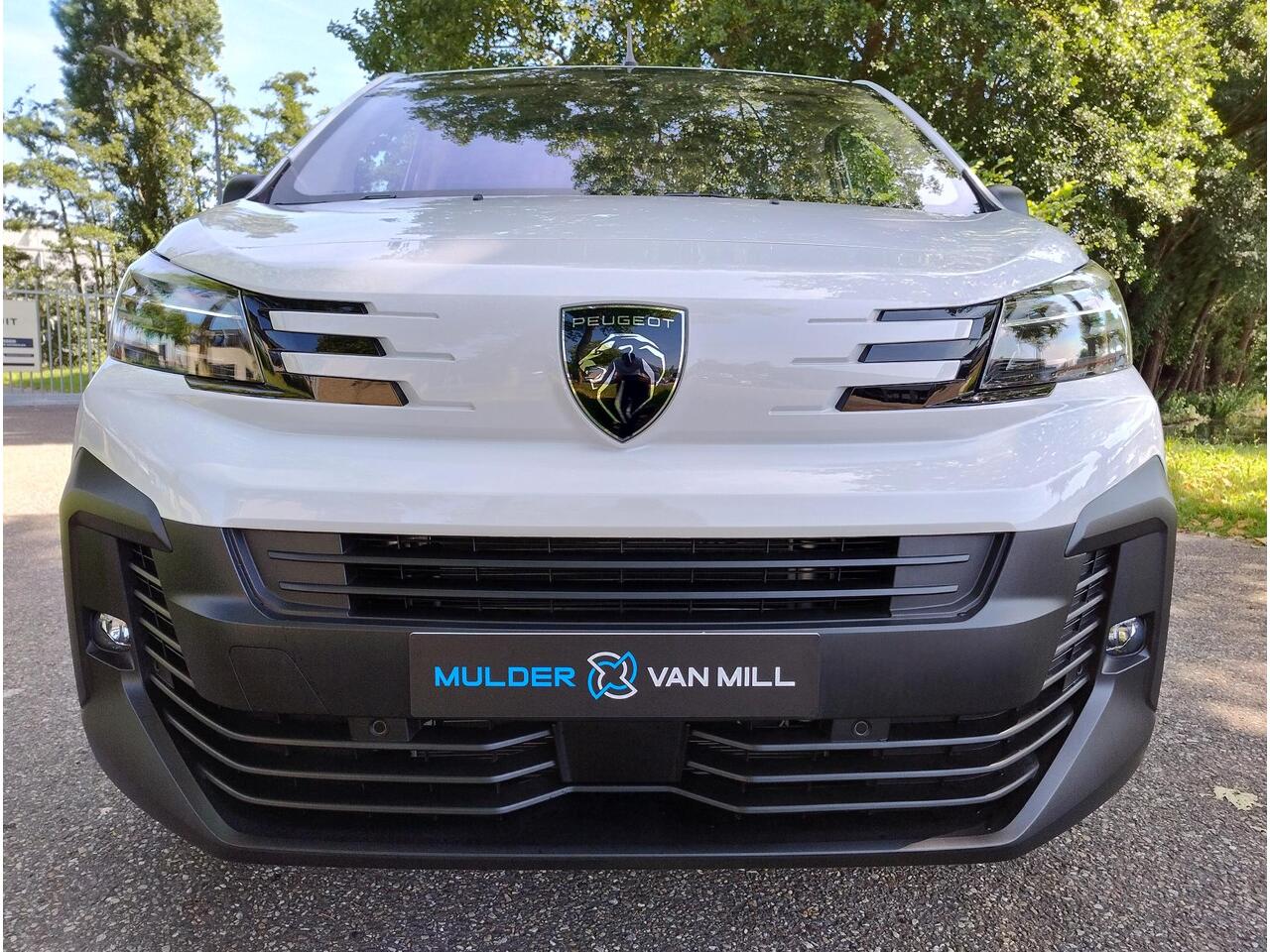 Peugeot e-Expert L2 75 kWh AUTOMAAT | LED koplampen | Climate control | Keyless entry | Dode hoek detectie | Achteruitrijcamera | Parkeersensoren voor en achter | Multimedia | Carplay | NAVI | Digital cockpit | Licht- en regensensor | Mistlampen | Bestuurdersstoel comfort