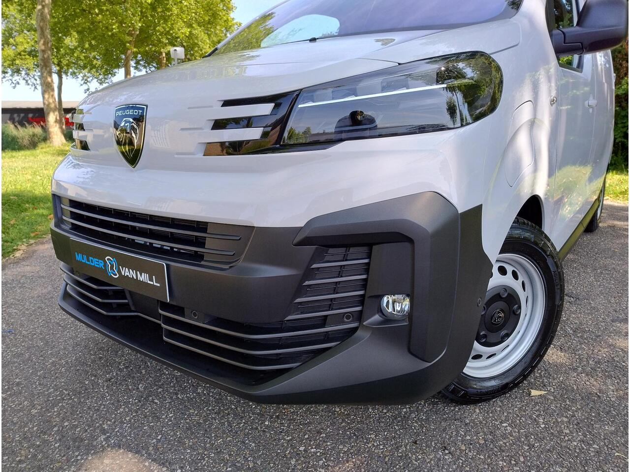 Peugeot e-Expert L2 75 kWh AUTOMAAT | LED koplampen | Climate control | Keyless entry | Dode hoek detectie | Achteruitrijcamera | Parkeersensoren voor en achter | Multimedia | Carplay | NAVI | Digital cockpit | Licht- en regensensor | Mistlampen | Bestuurdersstoel comfort