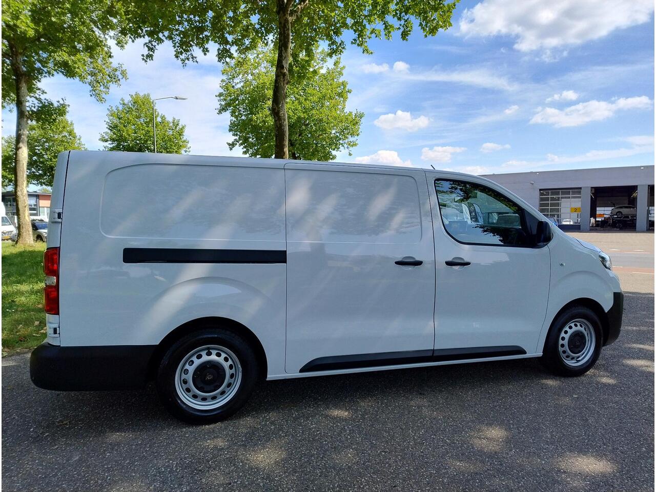 Peugeot e-Expert L3 75 kWh 136pk | ACTIE! | 8 jaar garantie | 0% financial lease | NAVI | Multimedia | Apple Carplay | Android Auto | Achteruitrijcamera | Parkeersensoren voor en achter | Digitale cockpit | Stuurwielbediening | Tussenwand comfort met raam | Bestuurderssto