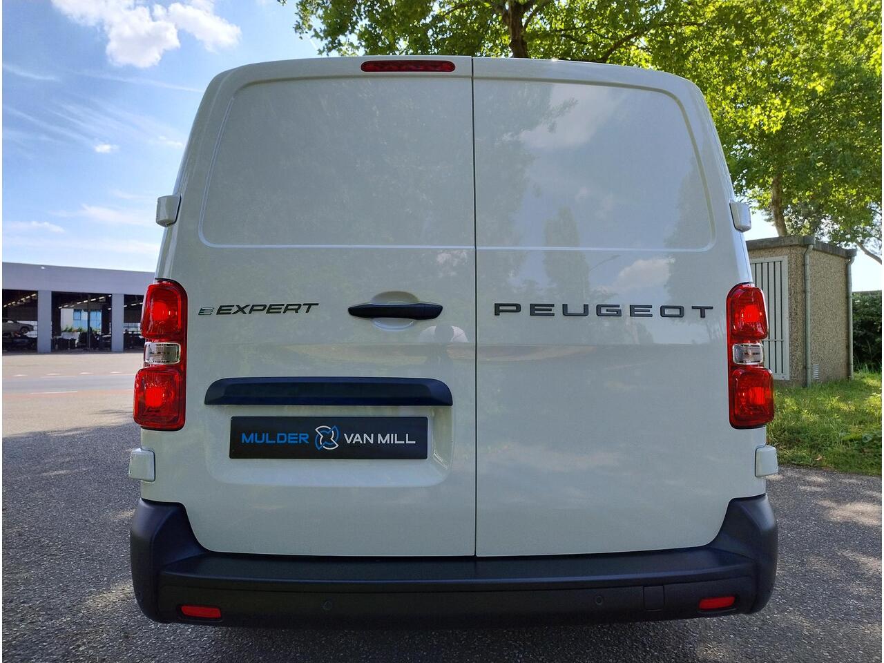 Peugeot e-Expert L3 75 kWh 136pk | ACTIE! | 8 jaar garantie | 0% financial lease | NAVI | Multimedia | Apple Carplay | Android Auto | Achteruitrijcamera | Parkeersensoren voor en achter | Digitale cockpit | Stuurwielbediening | Tussenwand comfort met raam | Bestuurderssto