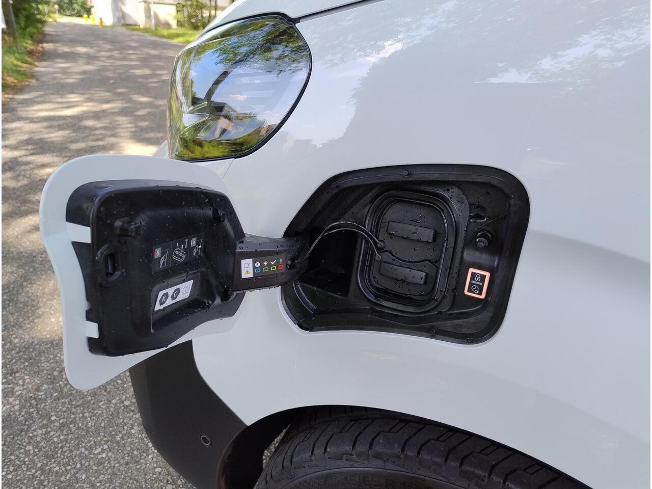 Peugeot e-Expert L3 75 kWh 136pk | ACTIE! | 8 jaar garantie | 0% financial lease | NAVI | Multimedia | Apple Carplay | Android Auto | Achteruitrijcamera | Parkeersensoren voor en achter | Digitale cockpit | Stuurwielbediening | Tussenwand comfort met raam | Bestuurderssto