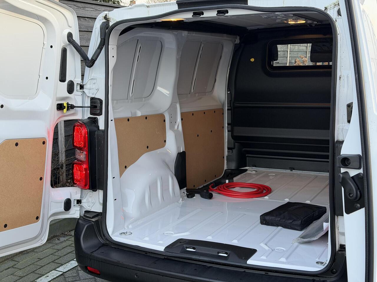 Peugeot e-Expert 75 kWh 136PK L2 Automaat Long Range, Navigatie, Achteruitrijcamera, Parkeersensoren, Apple Carplay, Android Auto