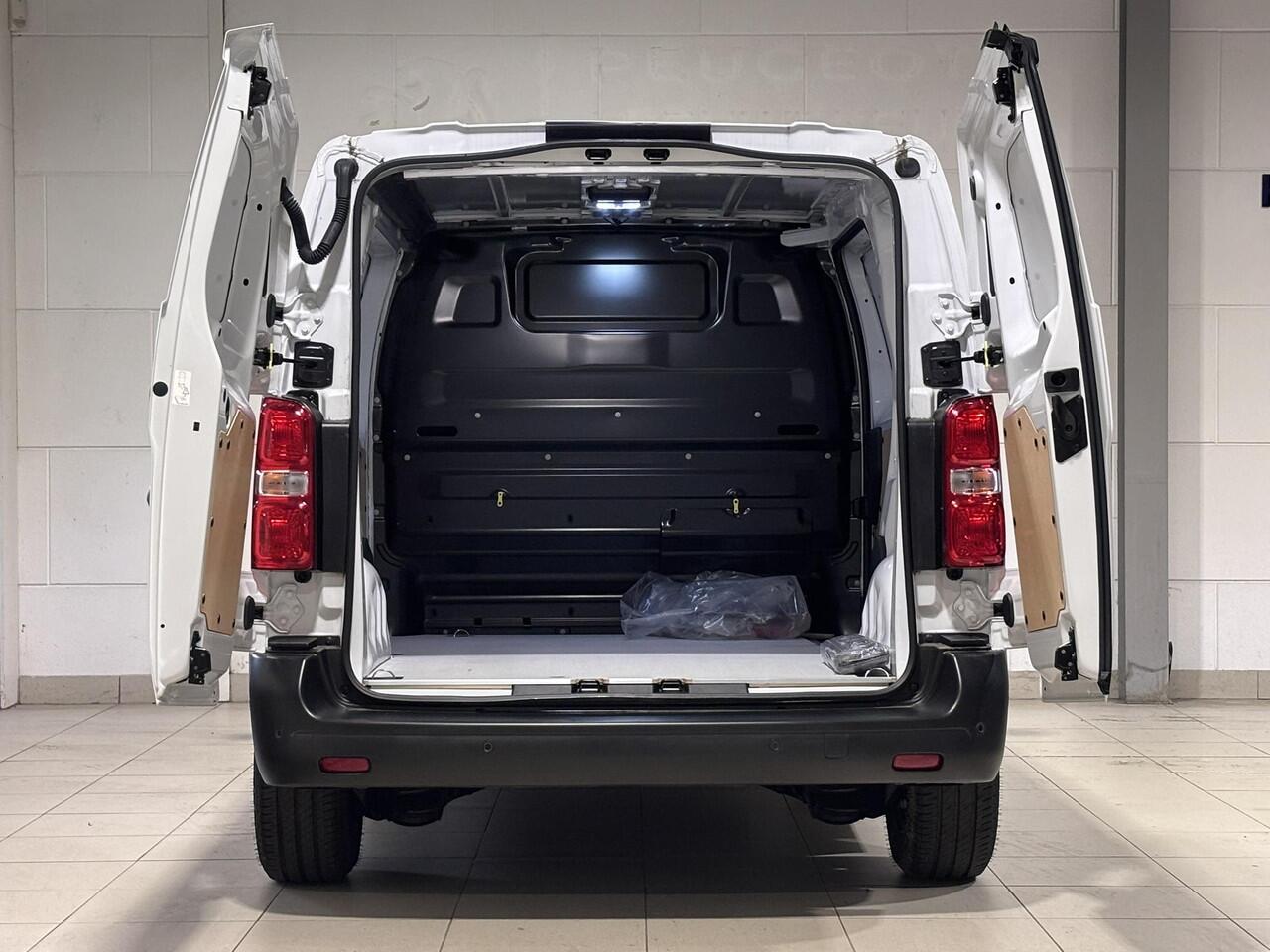 Peugeot e-Expert L2 75kWh 136pk | LED koplampen | Climate control | Keyless entry | Dode hoek detectie | Achteruitrijcamera | Parkeersensoren voor en achter | Multimedia | Carplay | NAVI | Digital cockpit | Licht- en regensensor | Mistlampen | Bestuurdersstoel comfort | B