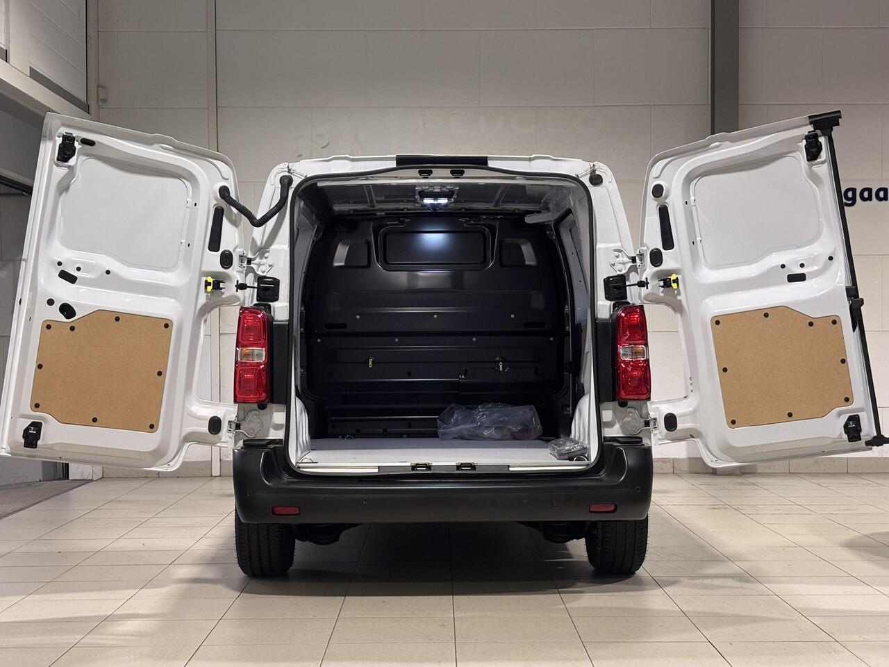 Peugeot e-Expert L2 75kWh 136pk | LED koplampen | Climate control | Keyless entry | Dode hoek detectie | Achteruitrijcamera | Parkeersensoren voor en achter | Multimedia | Carplay | NAVI | Digital cockpit | Licht- en regensensor | Mistlampen | Bestuurdersstoel comfort | B