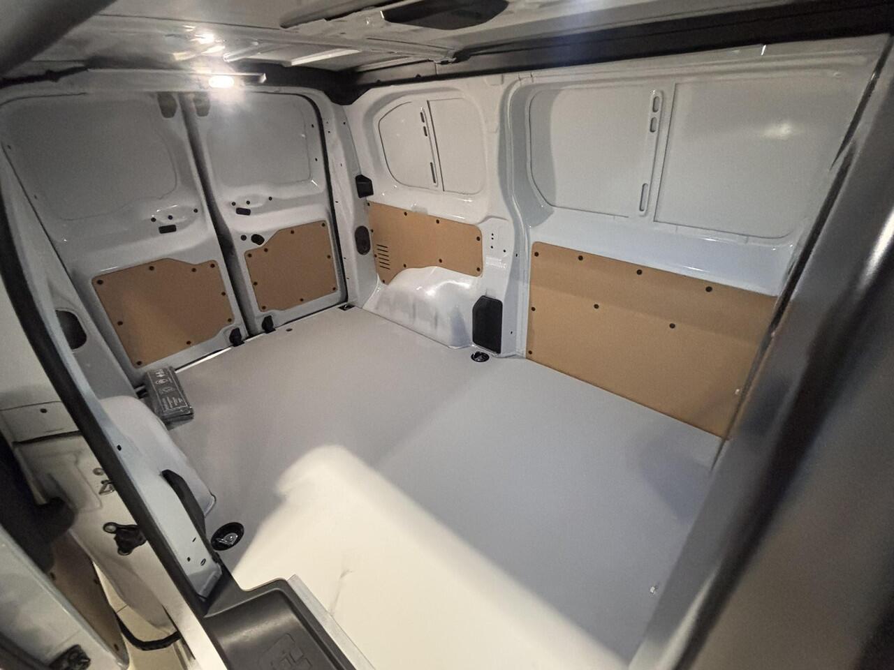 Peugeot e-Expert L2 75kWh 136pk | LED koplampen | Climate control | Keyless entry | Dode hoek detectie | Achteruitrijcamera | Parkeersensoren voor en achter | Multimedia | Carplay | NAVI | Digital cockpit | Licht- en regensensor | Mistlampen | Bestuurdersstoel comfort | B