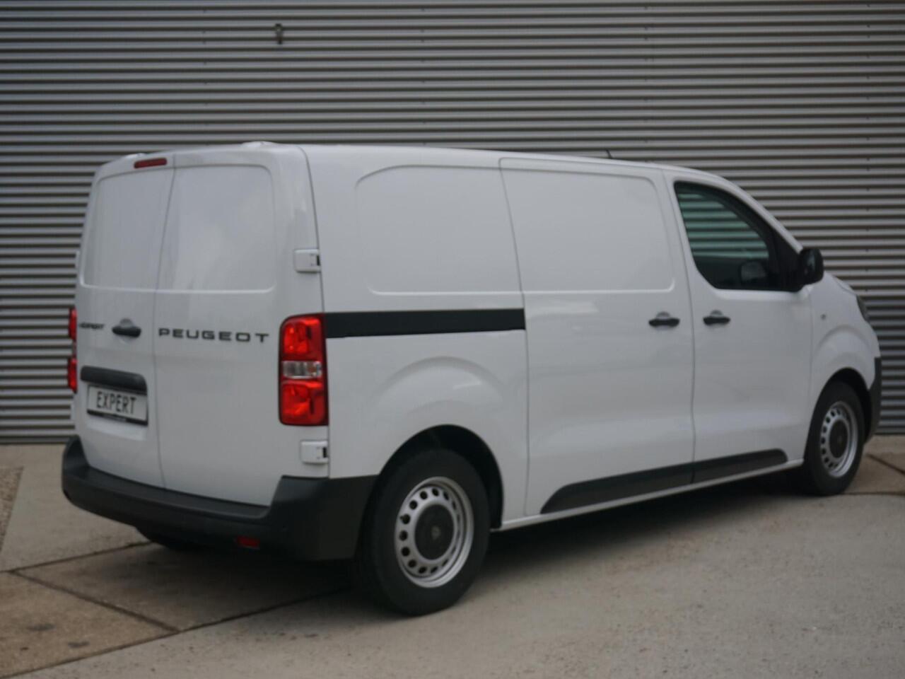 Peugeot e-Expert L2 75 kWh | tot 8 jaar garantie | Navi incl. Apple Carplay | camera | parkeersensoren voor & achter | dodehoekwaarschuwing | laadruimtebetimmering | rijklaarprijs