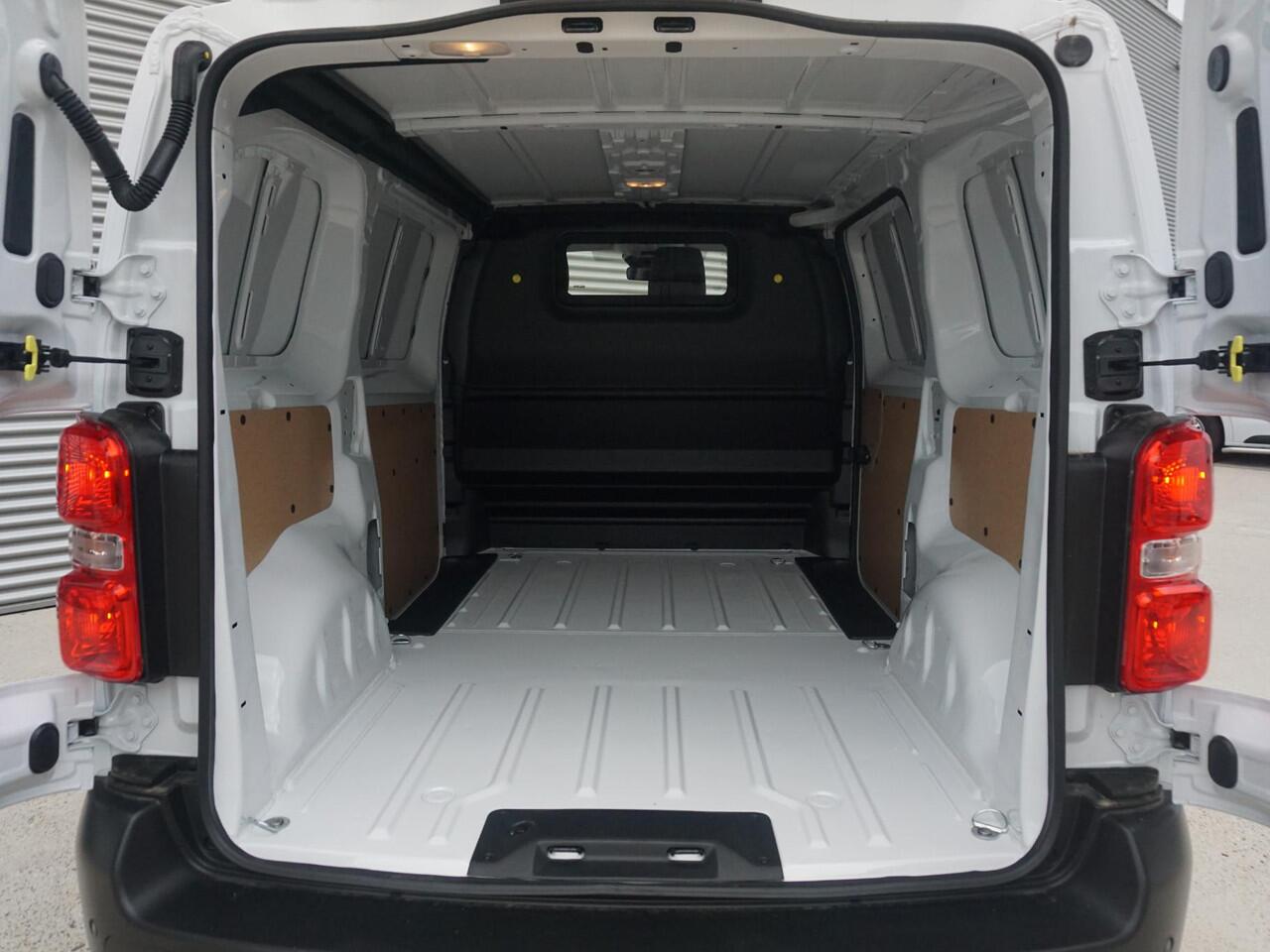 Peugeot e-Expert L2 75 kWh | tot 8 jaar garantie | Navi incl. Apple Carplay | camera | parkeersensoren voor & achter | dodehoekwaarschuwing | laadruimtebetimmering | rijklaarprijs