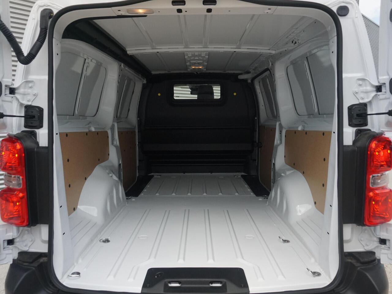 Peugeot e-Expert L3 75 kWh | tot 8 jaar garantie | navi incl. Apple Carplay | camera | parkeersensoren voor & achter | dodehoekwaarschuwing | rijklaarprijs