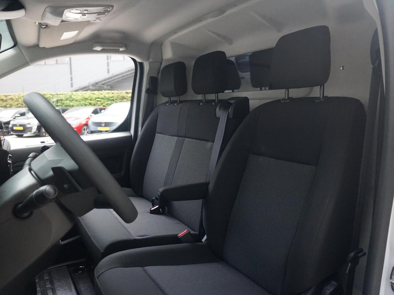 Peugeot e-Expert L3 75 kWh | 0% rente | navi incl. Apple Carplay | camera | parkeersensoren voor & achter | dodehoekwaarschuwing | laadruimtebetimmering | rijklaarprijs