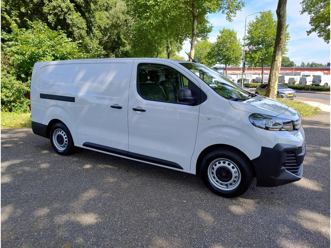 Peugeot e-Expert L3 75 kWh 136pk | 8 jaar garantie | 0% financial lease | Houten afwerking laadruimte | NAVI | Multimedia | Apple Carplay | Android Auto | Achteruitrijcamera | Parkeersensoren voor en achter | Dode hoek detectie | Digitale cockpit | Stuurwielbediening | Tu