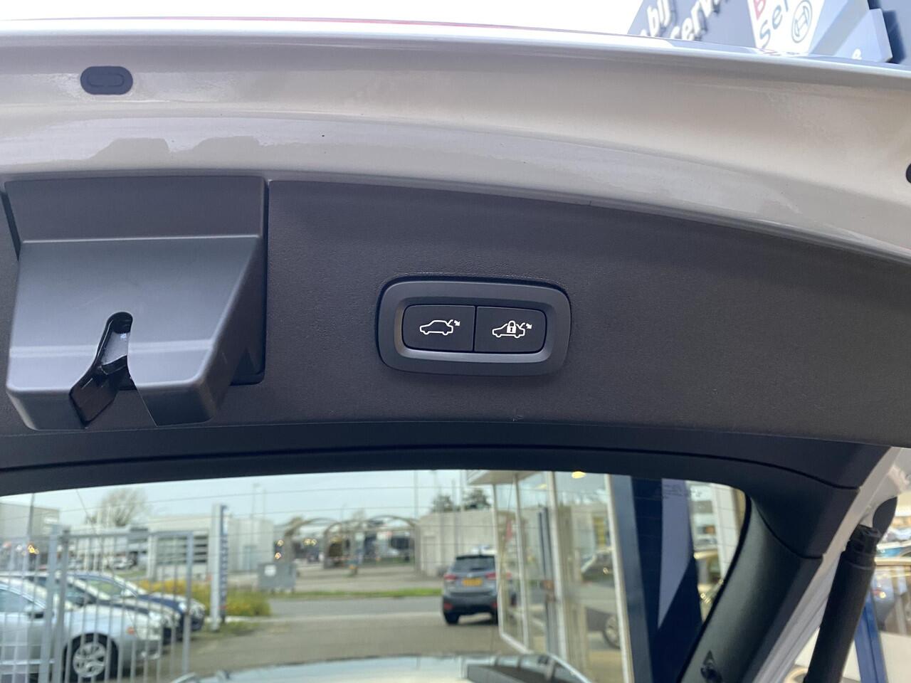 Polestar 2 Long Range Dual Motor Launch Edition 78kWh / Performance-Pack / Panodak / 408 PK / AWD / Adaptieve Cruise-Control Stop&Go / Climate-Control / Stoelverwarming V+A / Harman-Kardon Audio / Stuurverwarming / Dodehoek-Detectie / Draadloze-Telefoonlader / Rondo