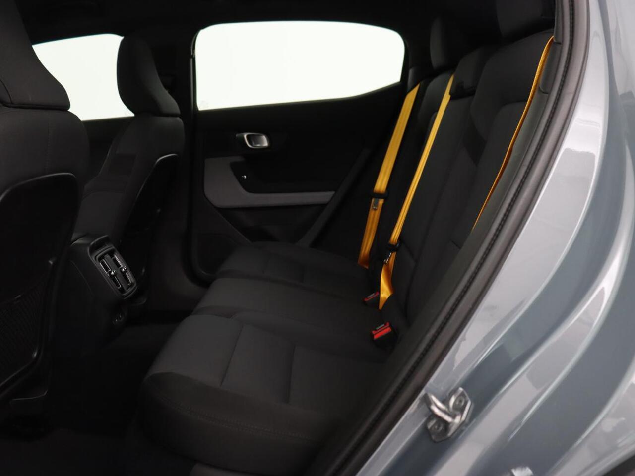 Polestar 2 Long Range Dual Motor Launch Edition 78kWh | Performance | Panoramadak | 360 Camera | Achterbankverwarming | Adaptive cruise | Carplay | Camera | Stoelverwarming | Keyless