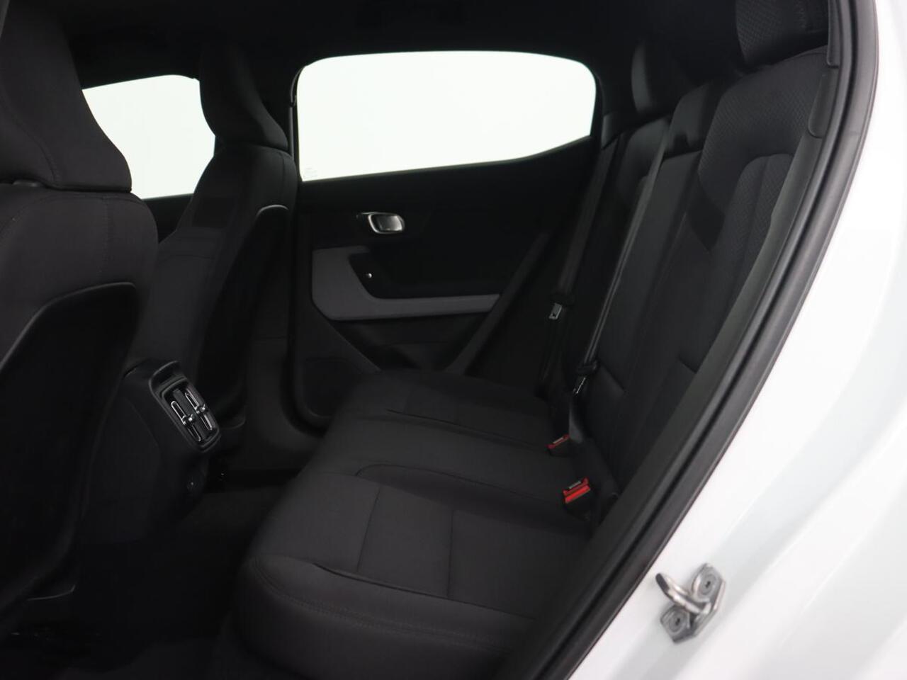 Polestar 2 Standard Range Single Motor 63kWh | 360 Camera | Stoelverwarming | Adaptive cruise | Carplay | Park Assist | 19'' | Keyless | Full LED | Digital Cockpit | DAB