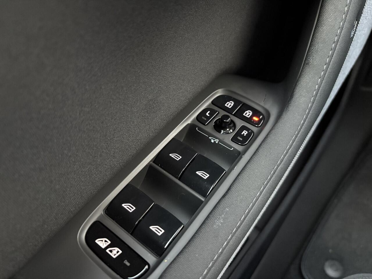 Polestar 2 Long Range Dual Motor 78kWh / 408 PK / Soh 96%/ Panorama Glasdak / Elektrische Achterklep / Stoelverwarming voor en achter / Apple CarPlay/Android Auto /