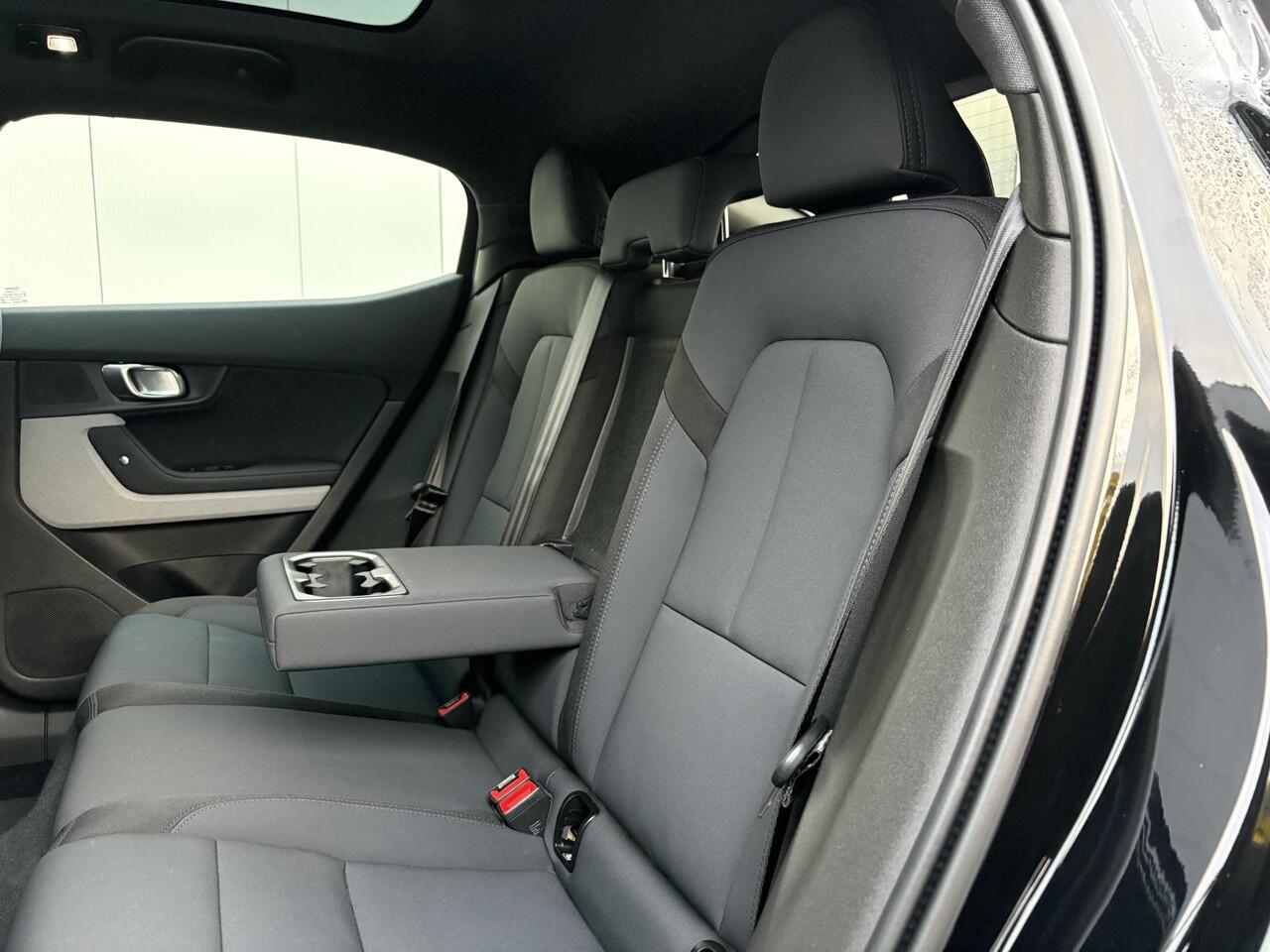 Polestar 2 Long Range Dual Motor 78kWh / 408 PK / Soh 96%/ Panorama Glasdak / Elektrische Achterklep / Stoelverwarming voor en achter / Apple CarPlay/Android Auto /