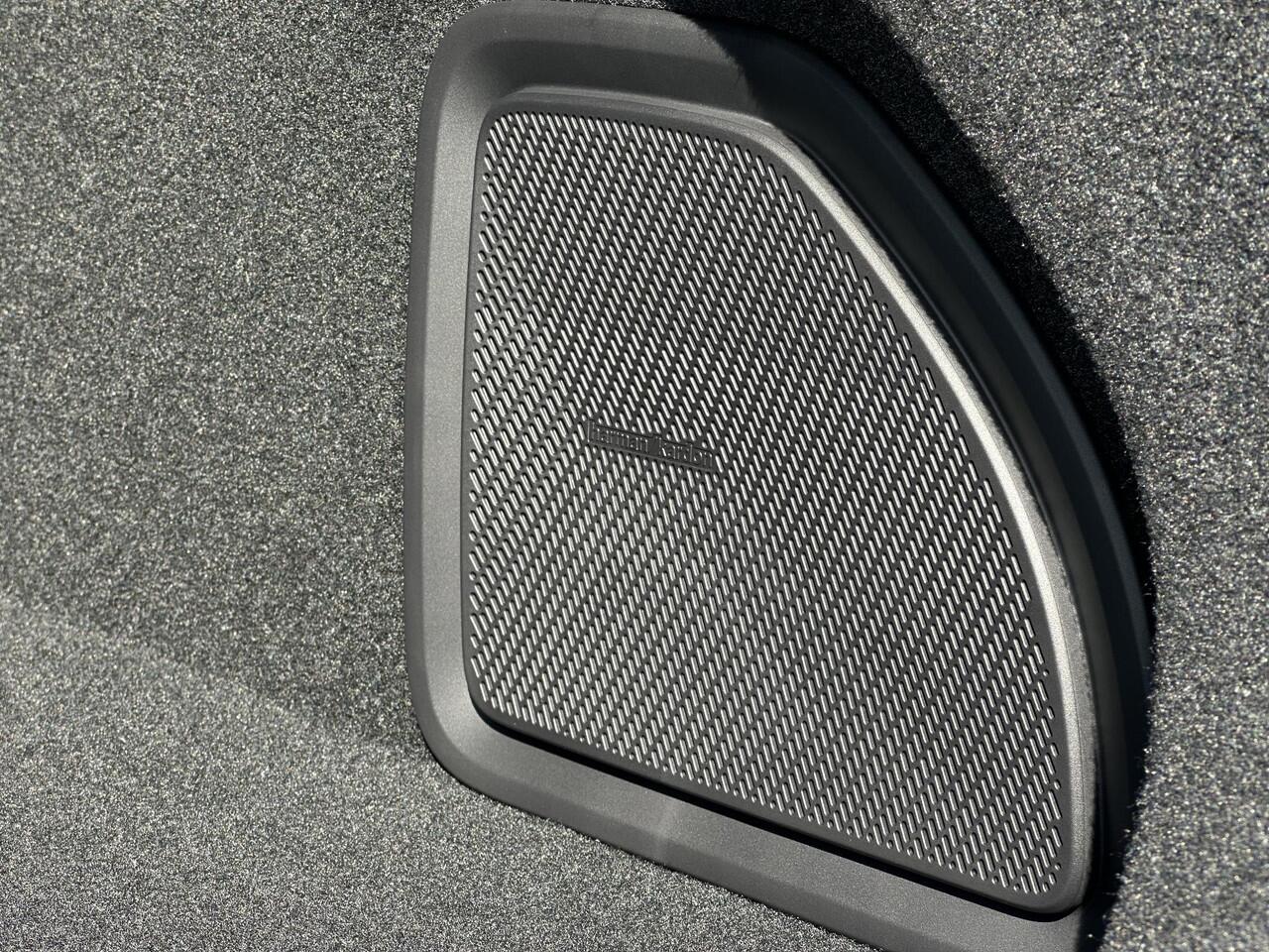 Polestar 4 Long Range Single motor 100 kWh / Pano. dak / Head-up display / Pilot pack / Elek. voorstoelen en achterbank / Stuur + stoelen verwarmd / 360 camera /