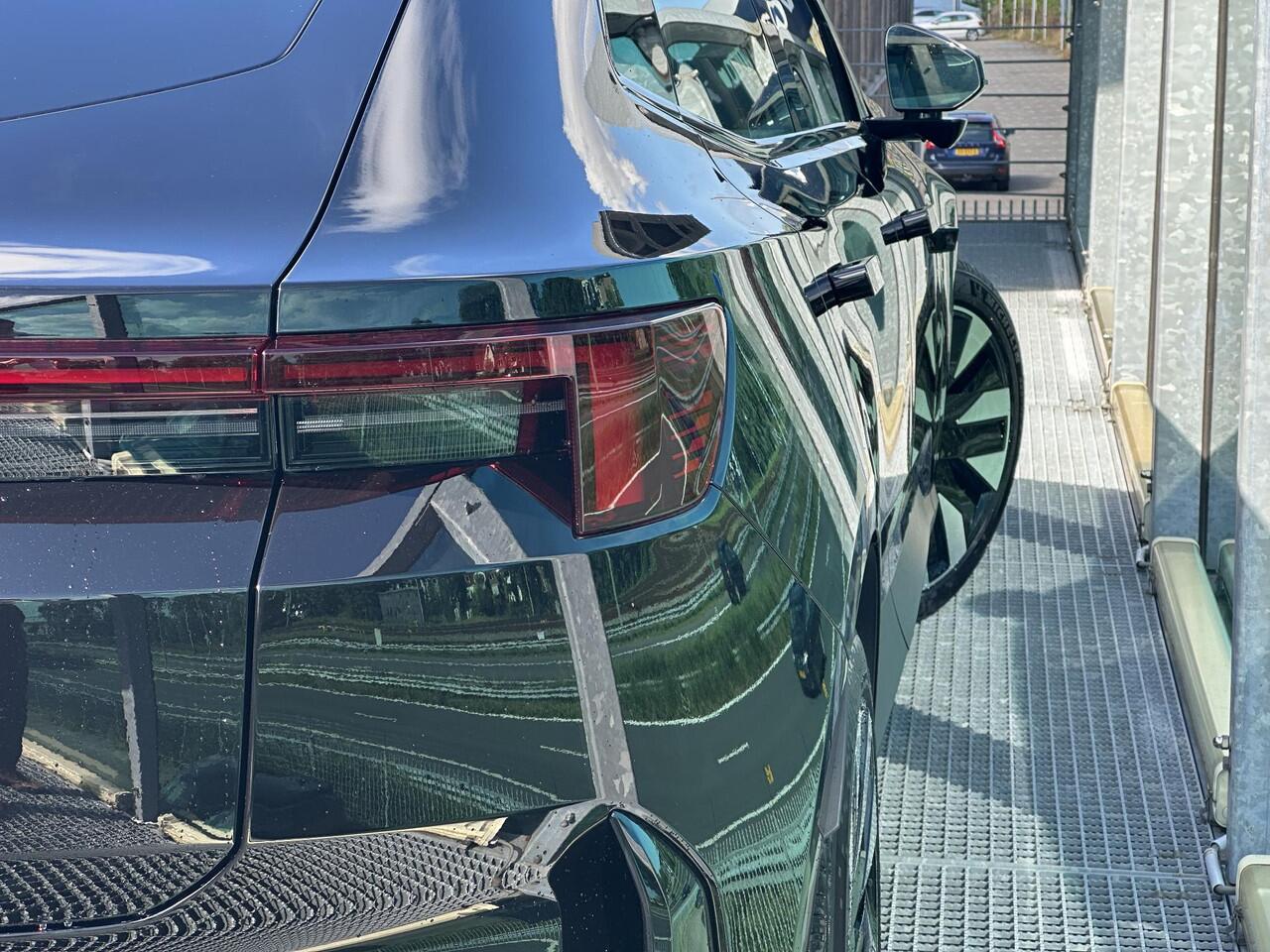 Polestar 4 Long Range Single motor 100 kWh / Pano. dak / Head-up display / Pilot pack / Elek. voorstoelen en achterbank / Stuur + stoelen verwarmd / 360 camera /