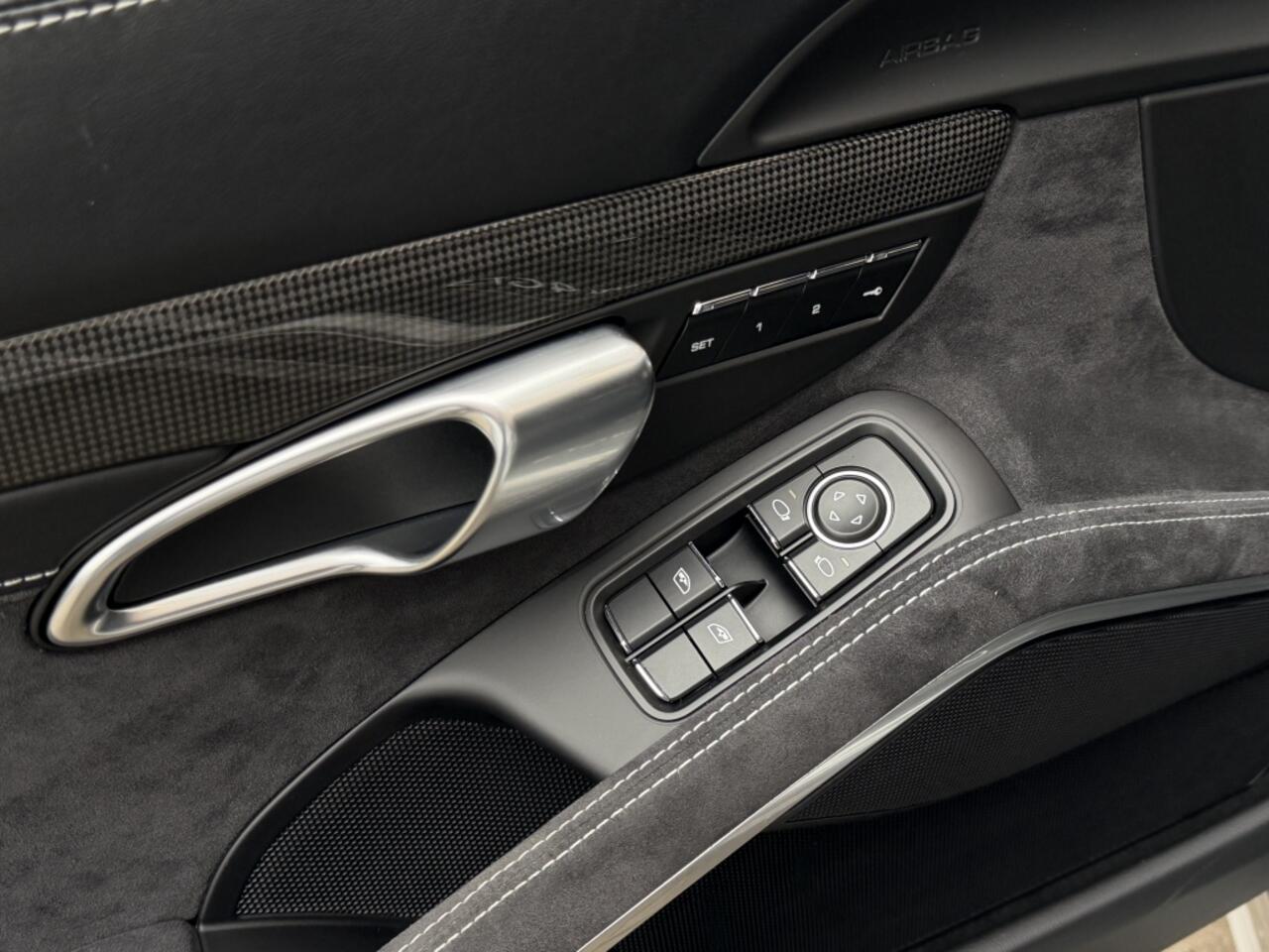 Porsche 911 3.0 Carrera 4 GTS | NL-auto | Sport-Chrono | Bose | Schuif/kante