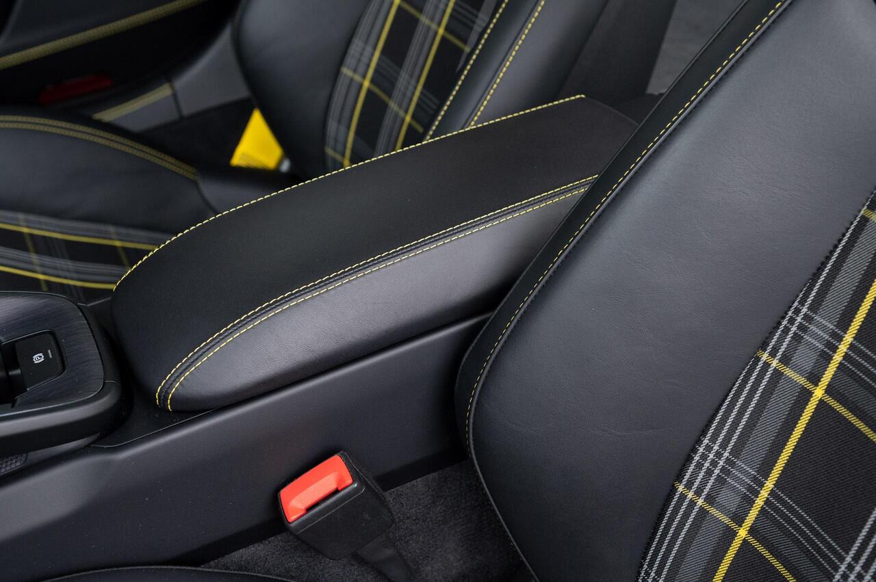 Porsche 911 4.0 GT3 Touring | PCCB | Noselift | manual gearbox Porsche 911 4.0 GT3 Touring | PCCB | Noselift | handgeschakeld