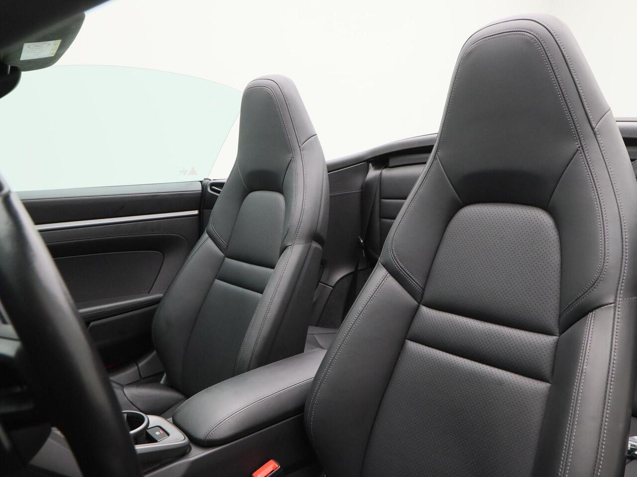 Porsche 911 Cabrio 3.0 Carrera 385 Pk Automaat | 360 Camera | Sportuitlaat | 20 Inch | Bose Audio | Carplay | LED | Parkeersensoren | Sport Chrono | 57.285 Km!