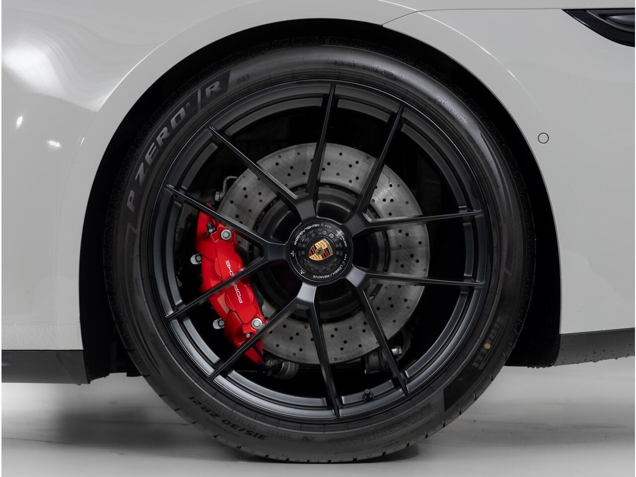 Porsche 911 Carrera 4 GTS