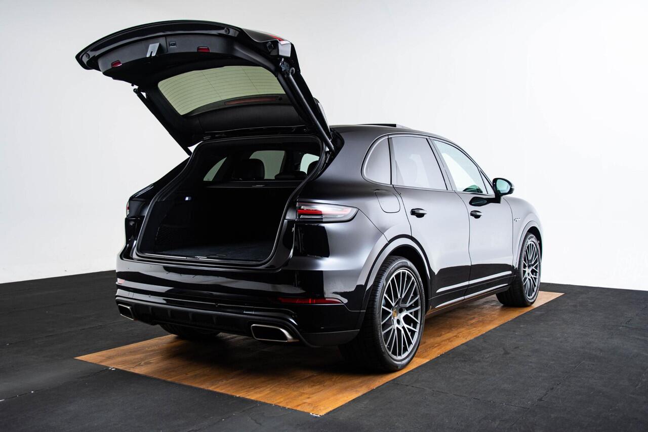 Porsche CAYENNE 3.0 E-Hybrid Panoramadak - Comfortstoelen - Stuurbekrachtiging Plus - Sport Chrono Pakket - Sound systeem BOSE - Head Up - Parkassist voor/achter - 3D Surround View - Luchtvering -