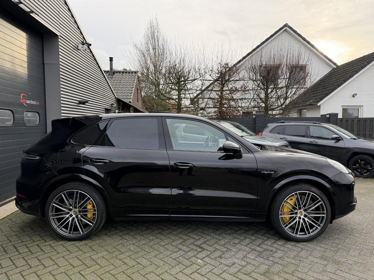 Porsche CAYENNE 4.0 Turbo S E-Hybrid 680 PK | Keramische Remmen | Panoramadak | Head-Up Display | 360* Camera | Carbon | Elektrische Trekhaak |