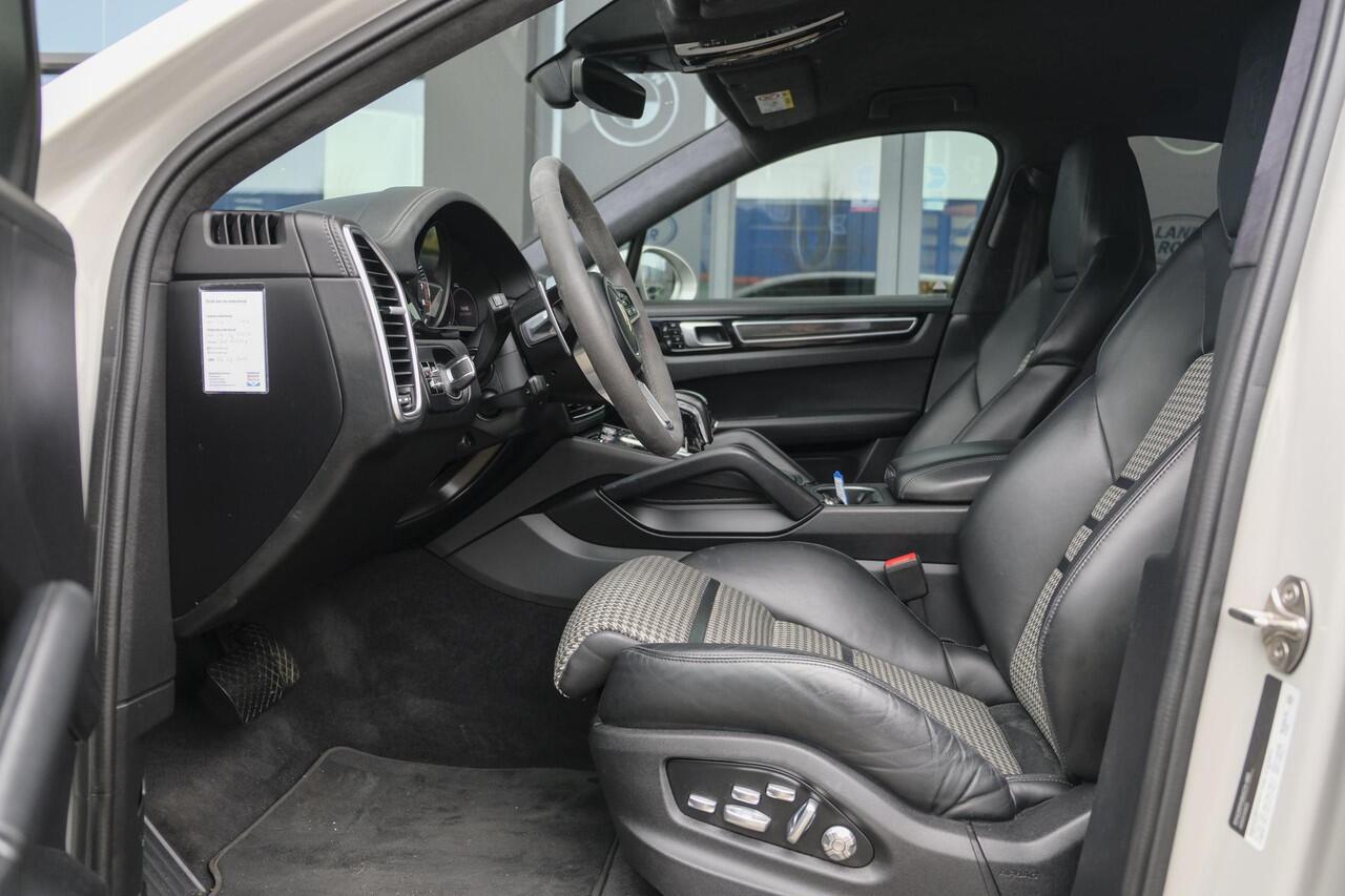 Porsche CAYENNE Coupé 3.0 E-Hybrid 462PK Krijtgrijs SportDesign Luchtvering Lightweight Package Carbon Dak 4-wielsturing NLauto