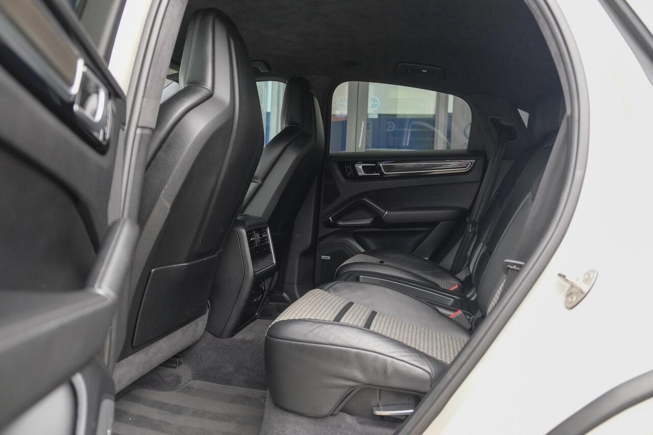 Porsche CAYENNE Coupé 3.0 E-Hybrid 462PK Krijtgrijs SportDesign Luchtvering Lightweight Package Carbon Dak 4-wielsturing NLauto