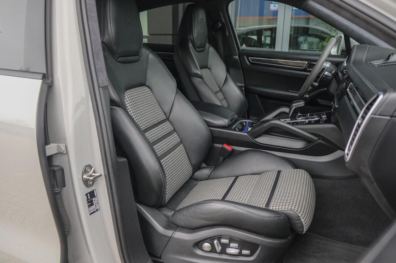 Porsche CAYENNE Coupé 3.0 E-Hybrid 462PK Krijtgrijs SportDesign Luchtvering Lightweight Package Carbon Dak 4-wielsturing NLauto