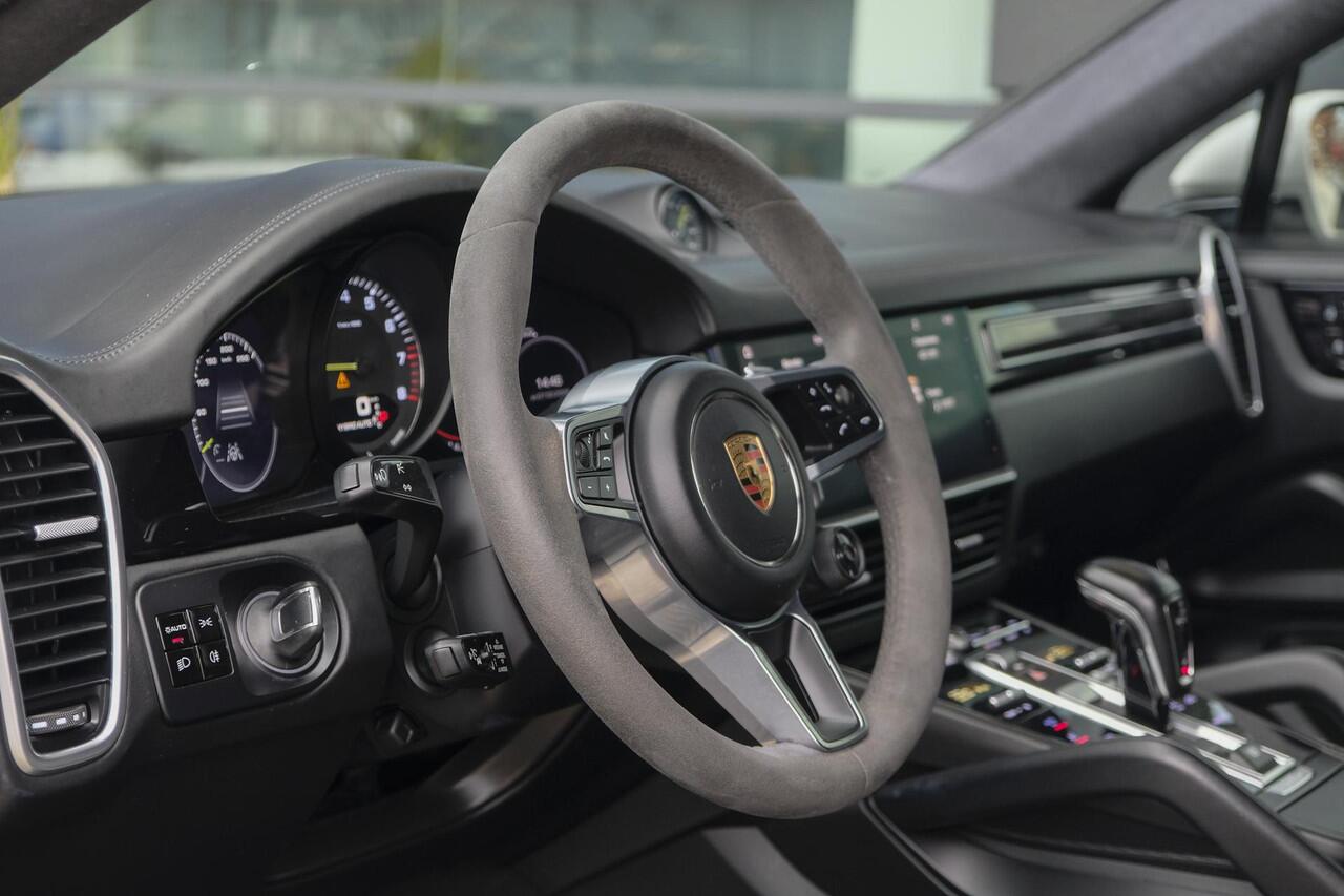 Porsche CAYENNE Coupé 3.0 E-Hybrid 462PK Krijtgrijs SportDesign Luchtvering Lightweight Package Carbon Dak 4-wielsturing NLauto