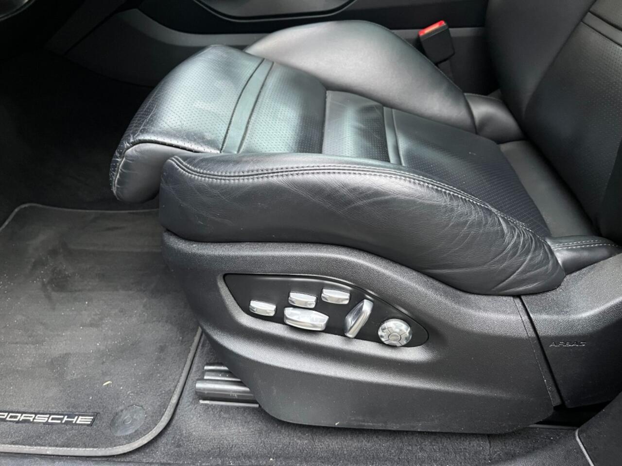 Porsche CAYENNE COUPÃ 3.0 E-HYBRID - ORG. NL. - SPORT CHR. - PANO - 4-WIELST. - 22 INCH