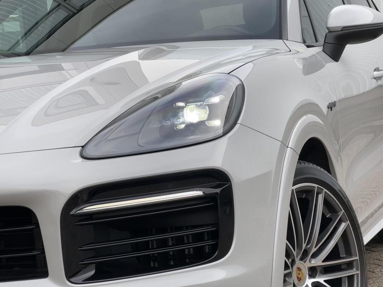 Porsche CAYENNE 3.0 E-Hybrid | NL-Auto/Plug-in/1e eign./Voll.Historie/Pano-schuifdak/BOSE/Luchtvering/22-inch/Softclose/Massage
