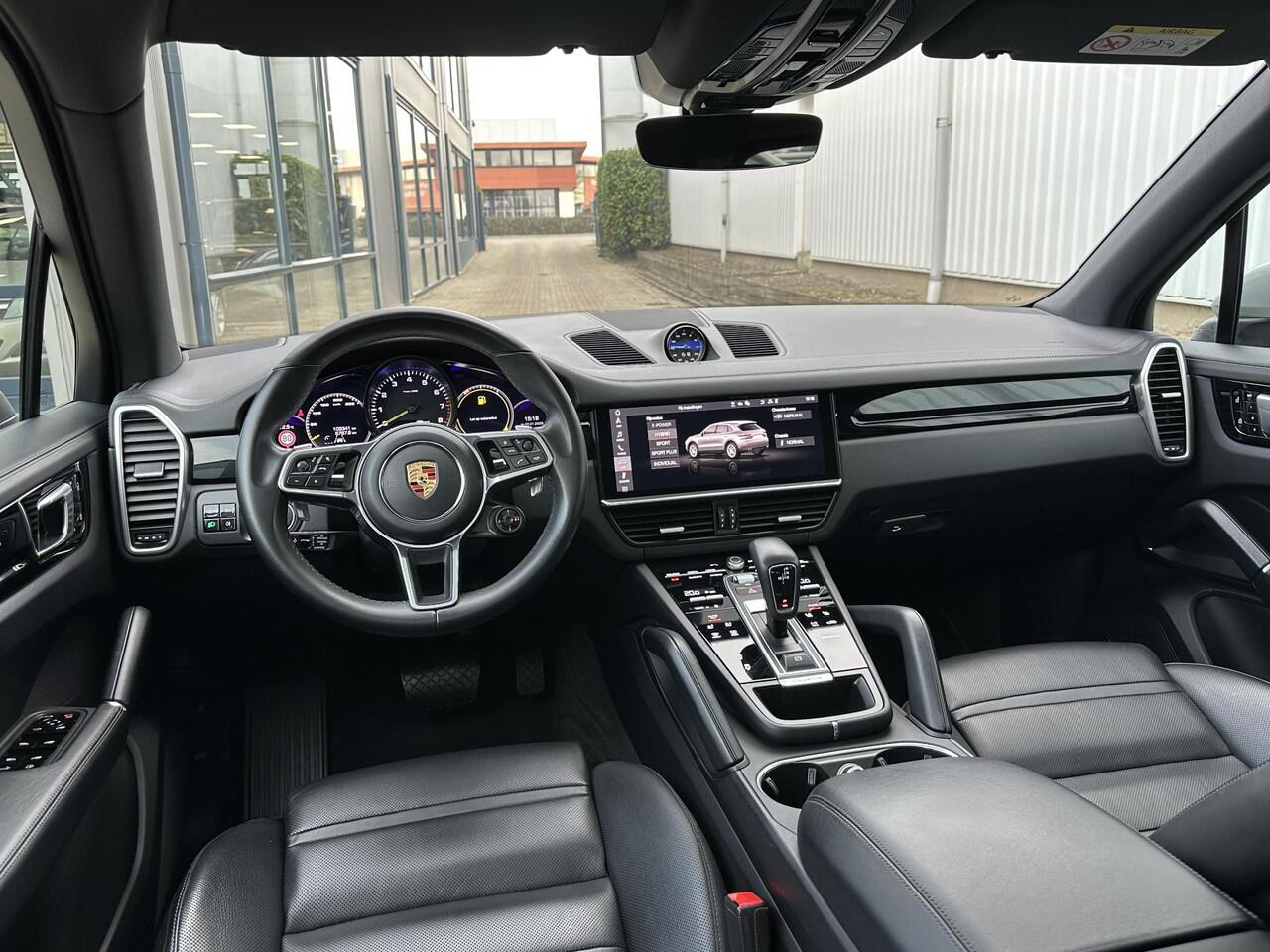 Porsche CAYENNE 3.0 E-Hybrid | NL-Auto/Plug-in/1e eign./Voll.Historie/Pano-schuifdak/BOSE/Luchtvering/22-inch/Softclose/Massage