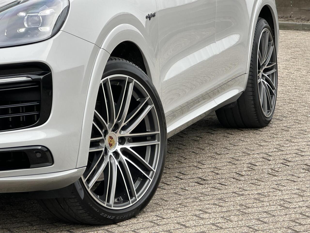 Porsche CAYENNE 3.0 E-Hybrid | NL-Auto/Plug-in/1e eign./Voll.Historie/Pano-schuifdak/BOSE/Luchtvering/22-inch/Softclose/Massage