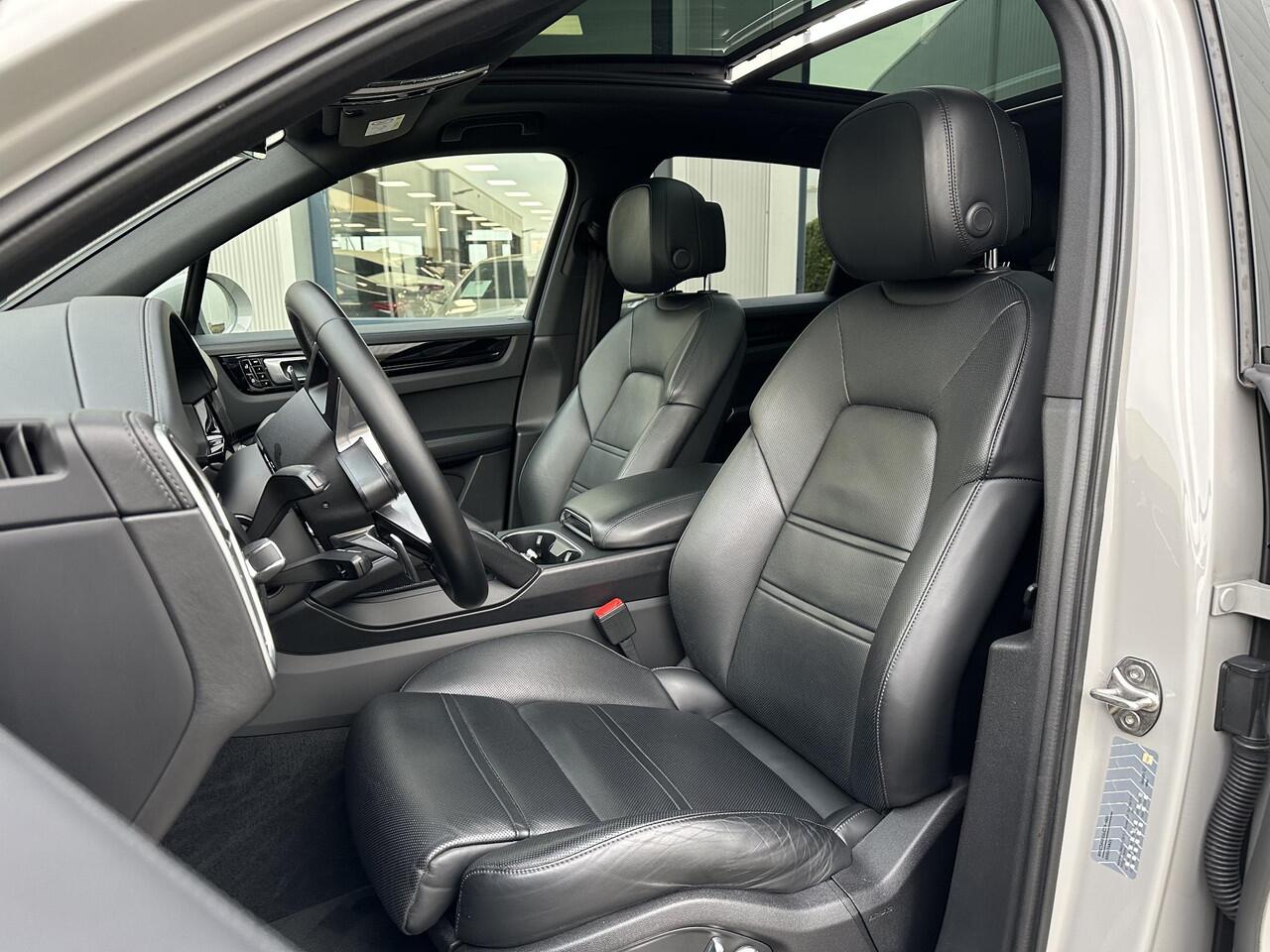 Porsche CAYENNE 3.0 E-Hybrid | NL-Auto/Plug-in/1e eign./Voll.Historie/Pano-schuifdak/BOSE/Luchtvering/22-inch/Softclose/Massage