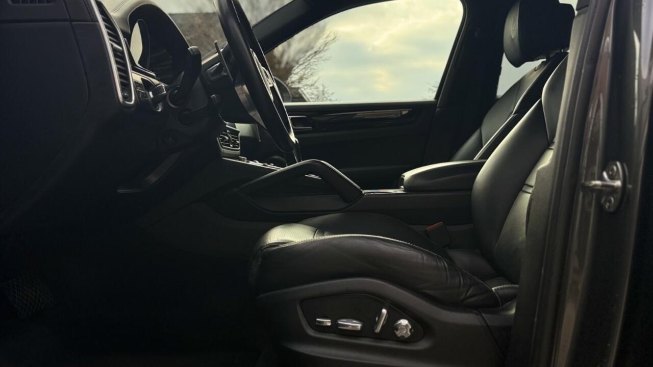 Porsche CAYENNE 3.0 E-Hybrid Pano | Leer | Sport |