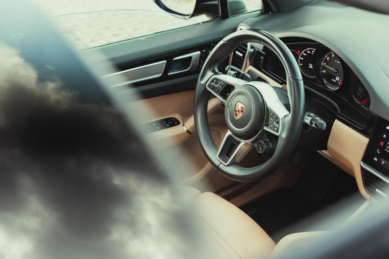 Porsche CAYENNE 3.0 E-Hybrid Platinum Edition / NL-Auto / Volledig Porsche-Onderhoud / BTW-Verrekenbaar / AWD / Vol-Leder / Elektr.-Panodak / Adaptieve Cruise-Control / Electronic Climate-Control / Stoel-/Stuurverwarming / Elektr.-Stoelen met Geheugen / Elektr.-Achterkle