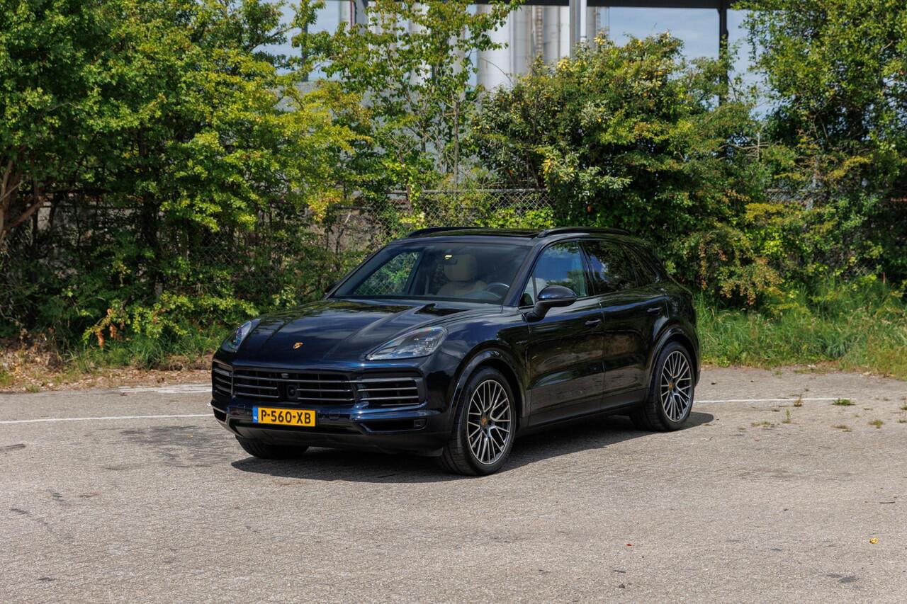 Porsche CAYENNE 3.0 E-Hybrid Platinum Edition / NL-Auto / Volledig Porsche-Onderhoud / BTW-Verrekenbaar / AWD / Vol-Leder / Elektr.-Panodak / Adaptieve Cruise-Control / Electronic Climate-Control / Stoel-/Stuurverwarming / Elektr.-Stoelen met Geheugen / Elektr.-Achterkle