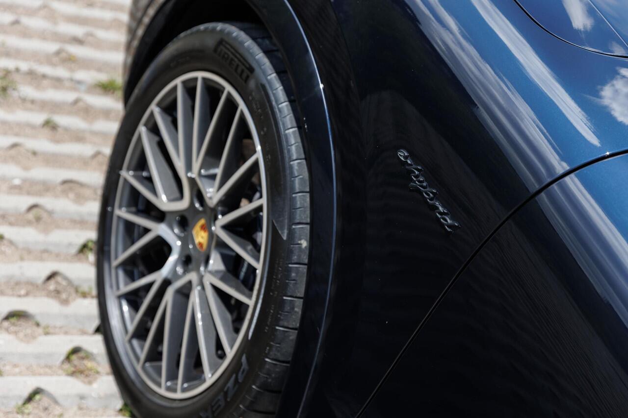 Porsche CAYENNE 3.0 E-Hybrid Platinum Edition / NL-Auto / Volledig Porsche-Onderhoud / BTW-Verrekenbaar / AWD / Vol-Leder / Elektr.-Panodak / Adaptieve Cruise-Control / Electronic Climate-Control / Stoel-/Stuurverwarming / Elektr.-Stoelen met Geheugen / Elektr.-Achterkle