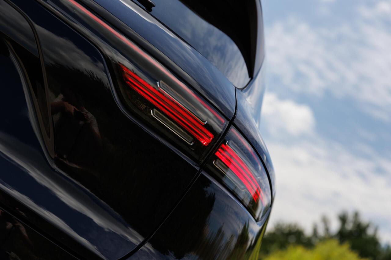 Porsche CAYENNE 3.0 E-Hybrid Platinum Edition / NL-Auto / Volledig Porsche-Onderhoud / BTW-Verrekenbaar / AWD / Vol-Leder / Elektr.-Panodak / Adaptieve Cruise-Control / Electronic Climate-Control / Stoel-/Stuurverwarming / Elektr.-Stoelen met Geheugen / Elektr.-Achterkle