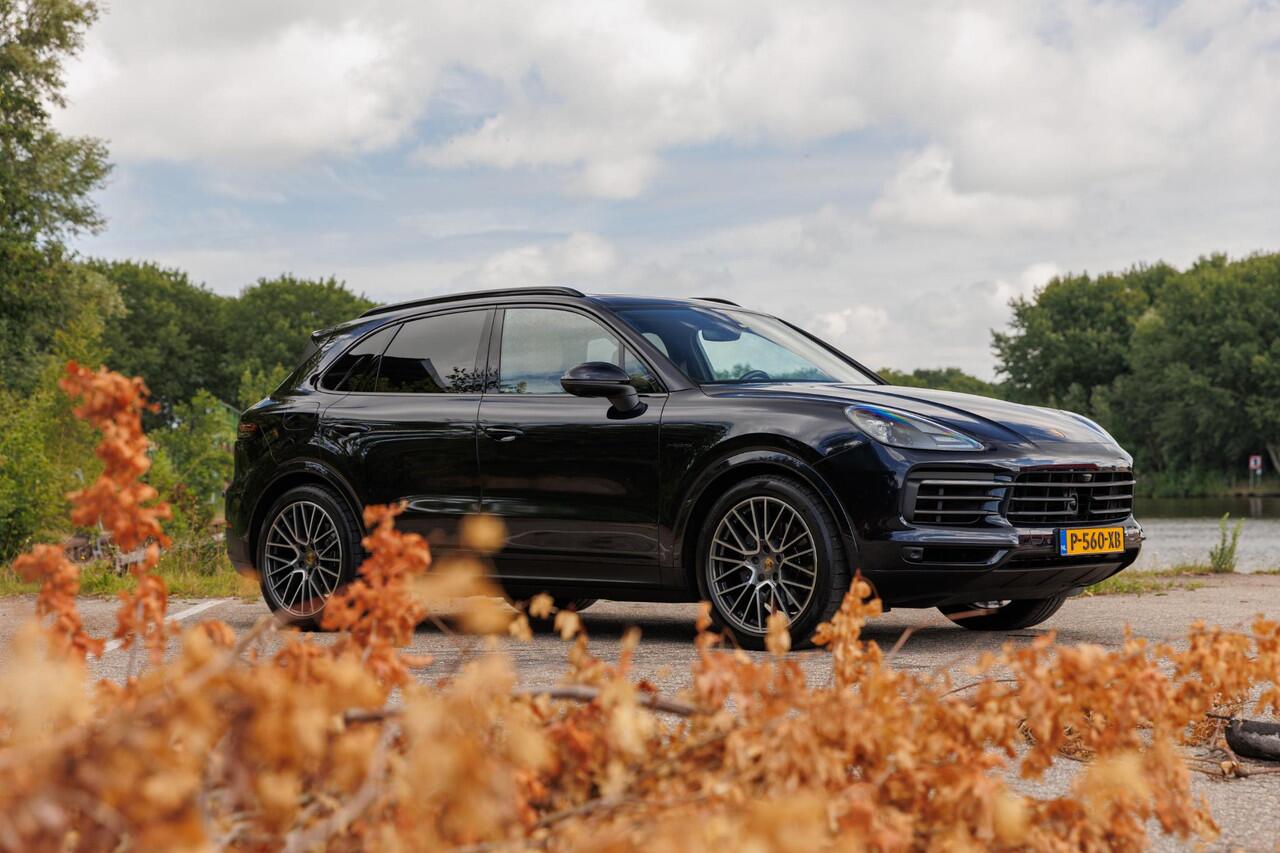 Porsche CAYENNE 3.0 E-Hybrid Platinum Edition / NL-Auto / Volledig Porsche-Onderhoud / BTW-Verrekenbaar / AWD / Vol-Leder / Elektr.-Panodak / Adaptieve Cruise-Control / Electronic Climate-Control / Stoel-/Stuurverwarming / Elektr.-Stoelen met Geheugen / Elektr.-Achterkle