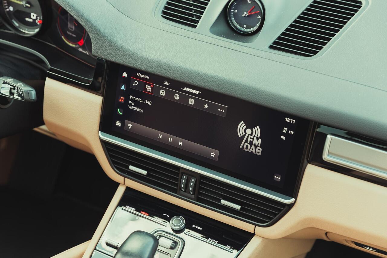 Porsche CAYENNE 3.0 E-Hybrid Platinum Edition / NL-Auto / Volledig Porsche-Onderhoud / BTW-Verrekenbaar / AWD / Vol-Leder / Elektr.-Panodak / Adaptieve Cruise-Control / Electronic Climate-Control / Stoel-/Stuurverwarming / Elektr.-Stoelen met Geheugen / Elektr.-Achterkle