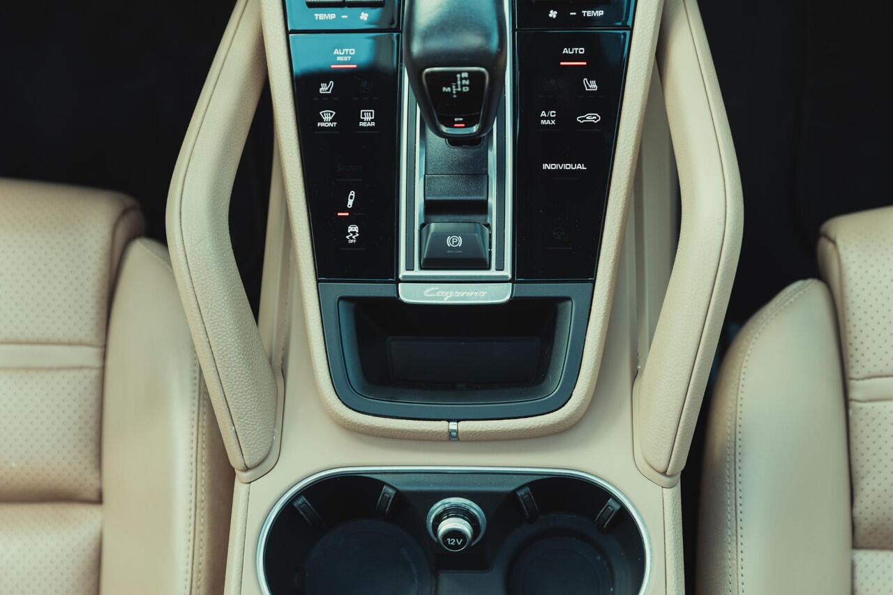 Porsche CAYENNE 3.0 E-Hybrid Platinum Edition / NL-Auto / Volledig Porsche-Onderhoud / BTW-Verrekenbaar / AWD / Vol-Leder / Elektr.-Panodak / Adaptieve Cruise-Control / Electronic Climate-Control / Stoel-/Stuurverwarming / Elektr.-Stoelen met Geheugen / Elektr.-Achterkle