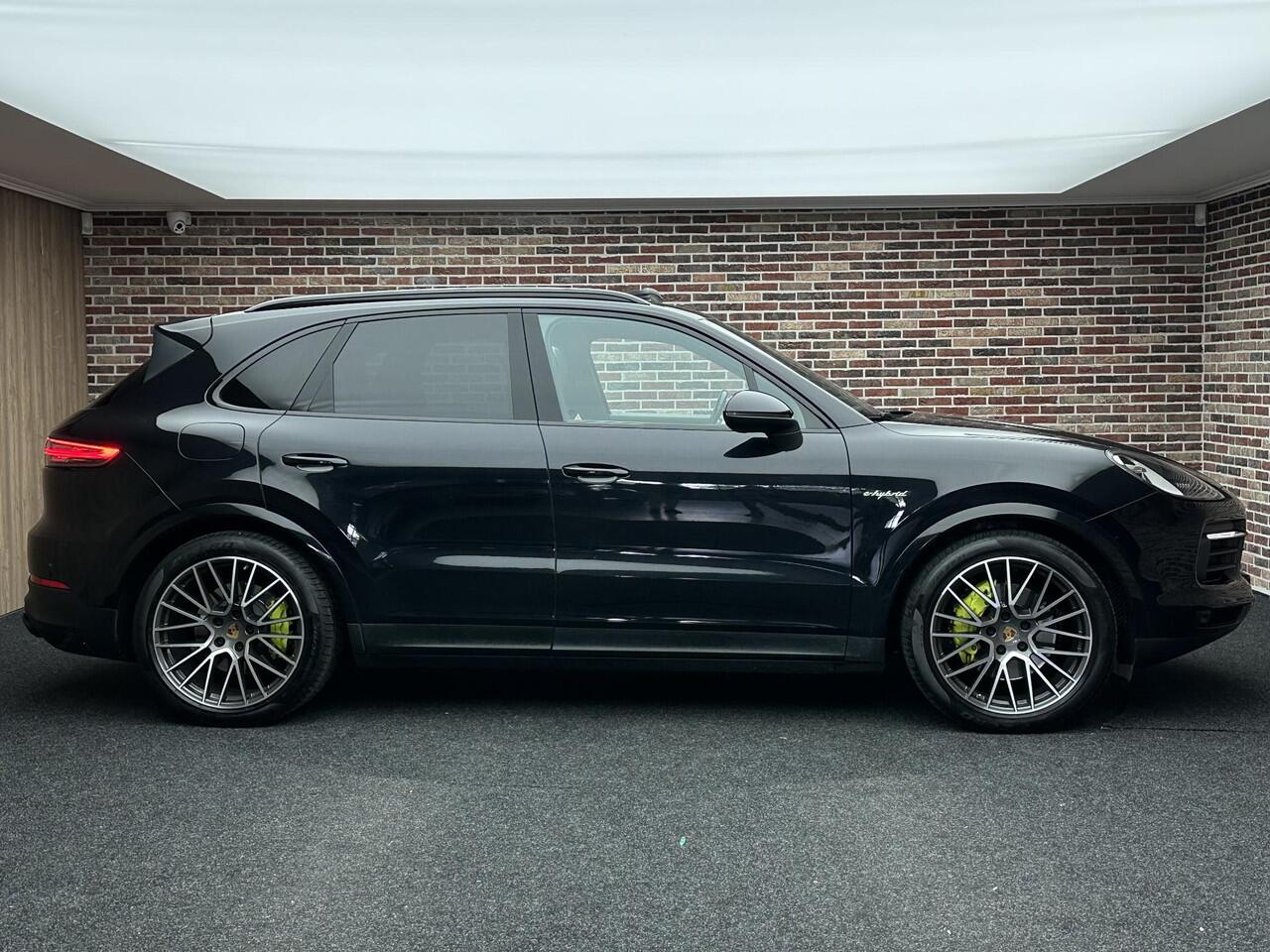 Porsche CAYENNE 3.0 E-Hybrid Pano Trekhaak Porsche Aproved Garantie Sport Uitlaat!
